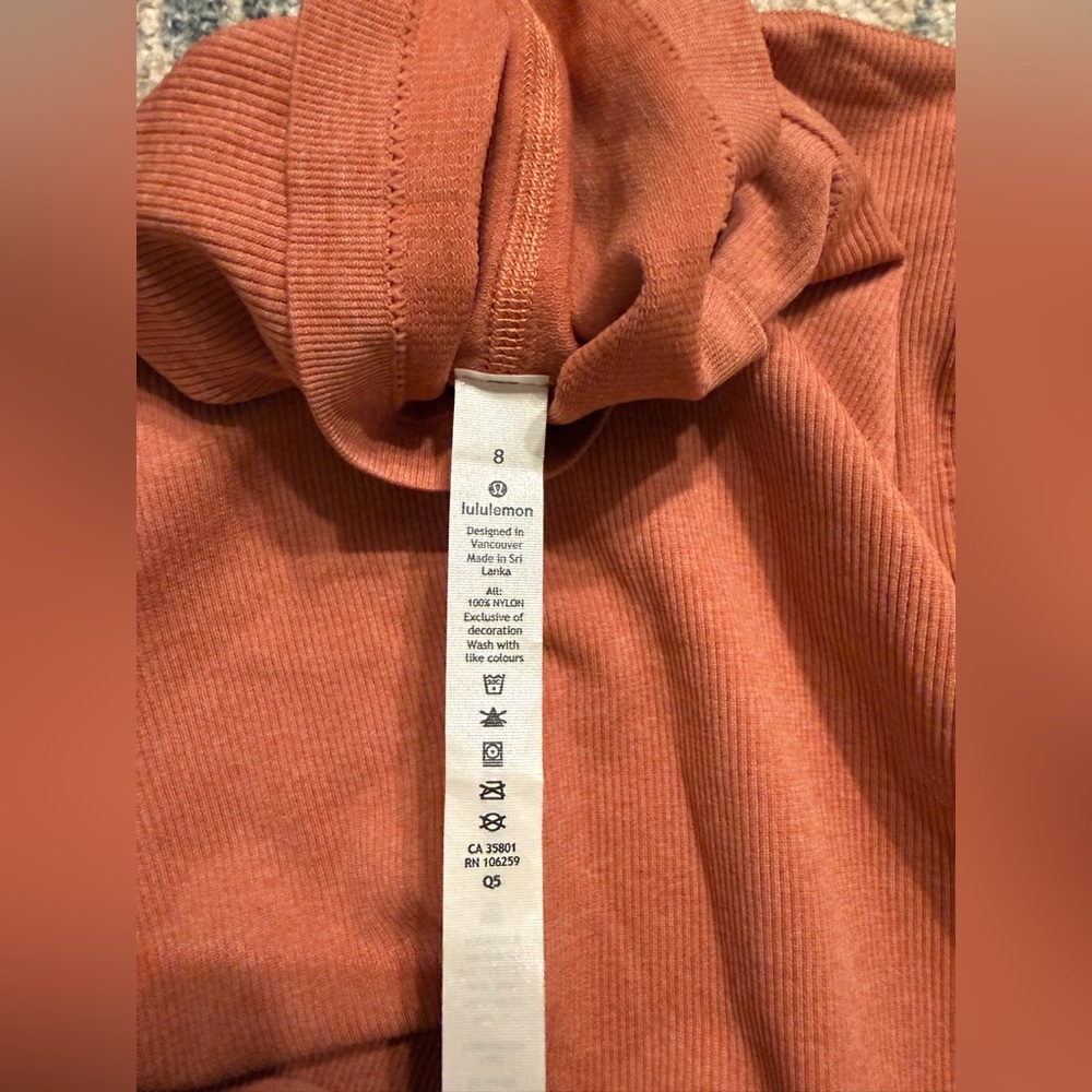 Lululemon Yin Vibes Turtleneck in Copper Clay Size 8 NWOT - Picture 4 of 5